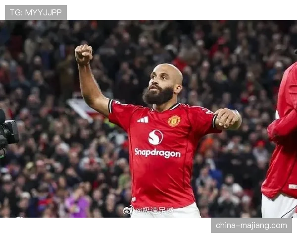 曼联前场球员跑动覆盖积极，无球移动创造进攻空间